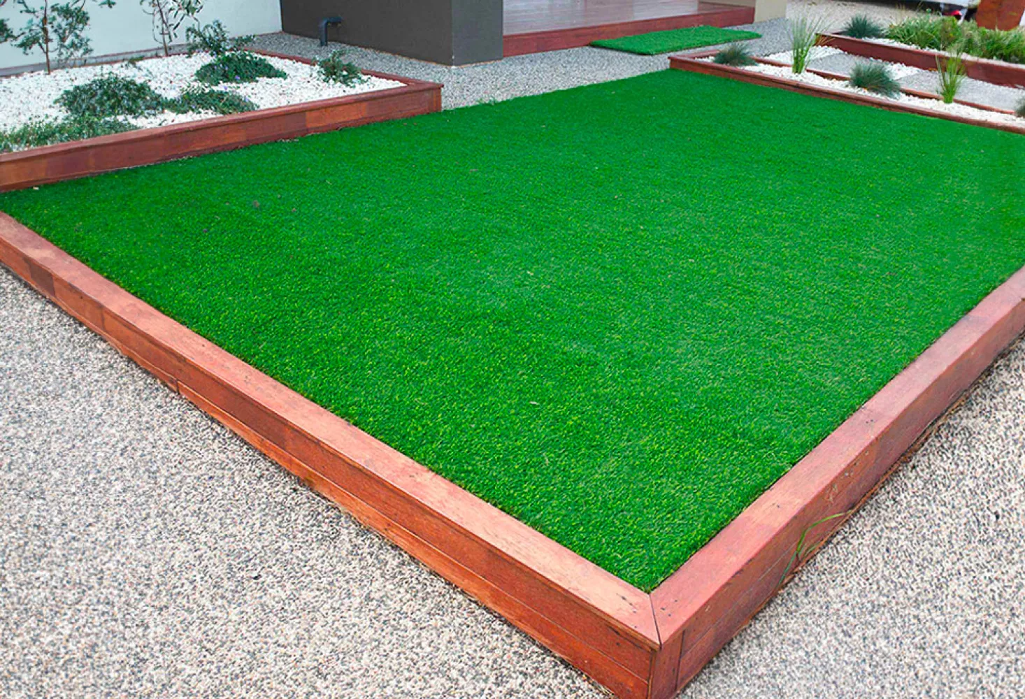 Synthetic lawn for outdoors