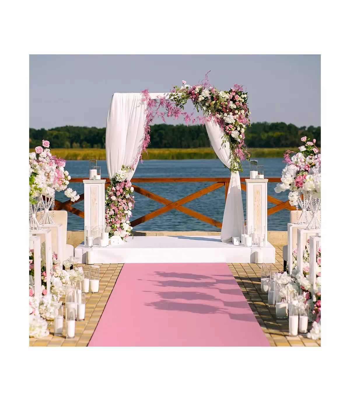 passatoia-rosa-per-matrimoni-ed-eventi-effetto-moquette-tappeto-cerimonie-e-allestimenti-su-misura.webp